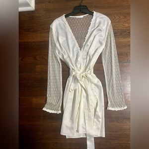 Flora Nikrooz showstopper robe. XS. Ivory